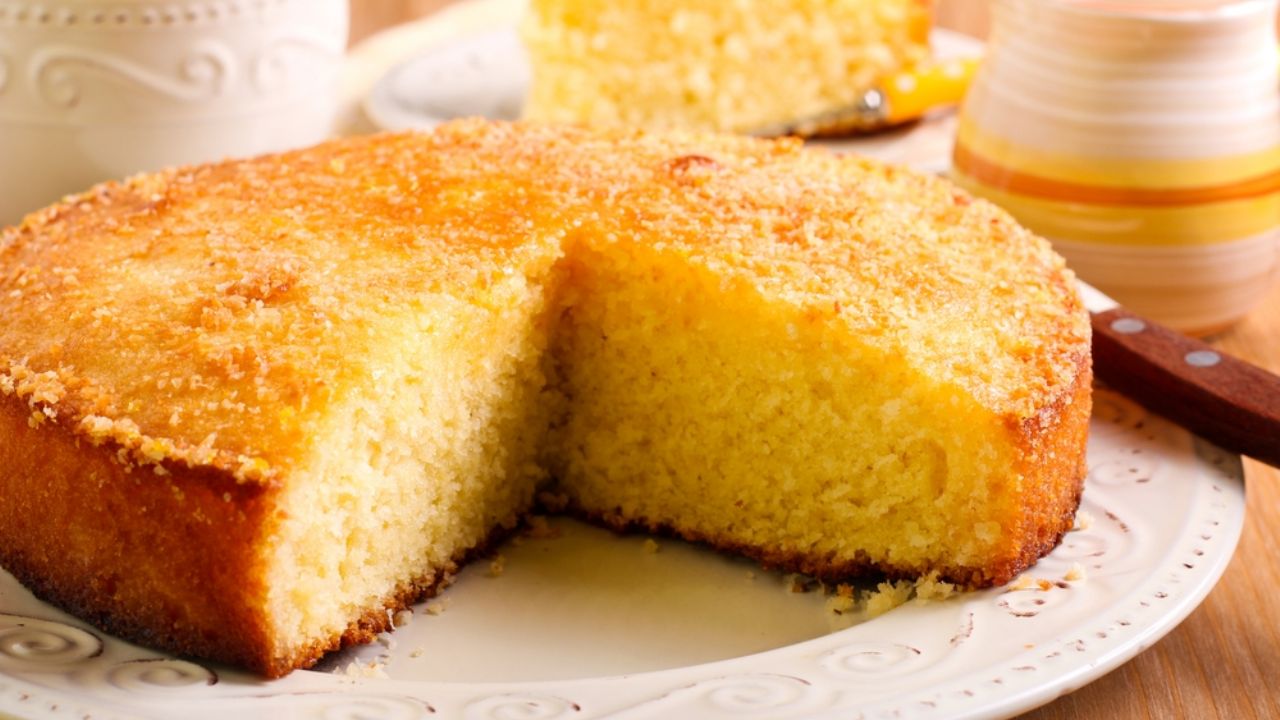 Prepare um bolo fofinho de laranja SEM FORNO! Você vai adorar esta deliciosa receita em casa 