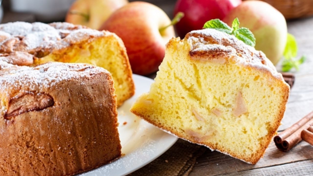 Desfrute de um bolo de maçã fofo e delicioso com aveia, uma sobremesa que você vai adorar 
