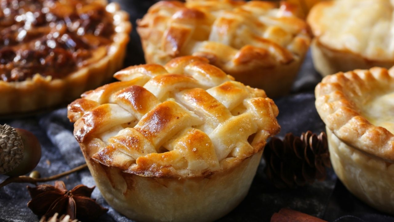 Mini tortas de maçã, aprenda a fazer essas sobremesas práticas para suas festas e reuniões 