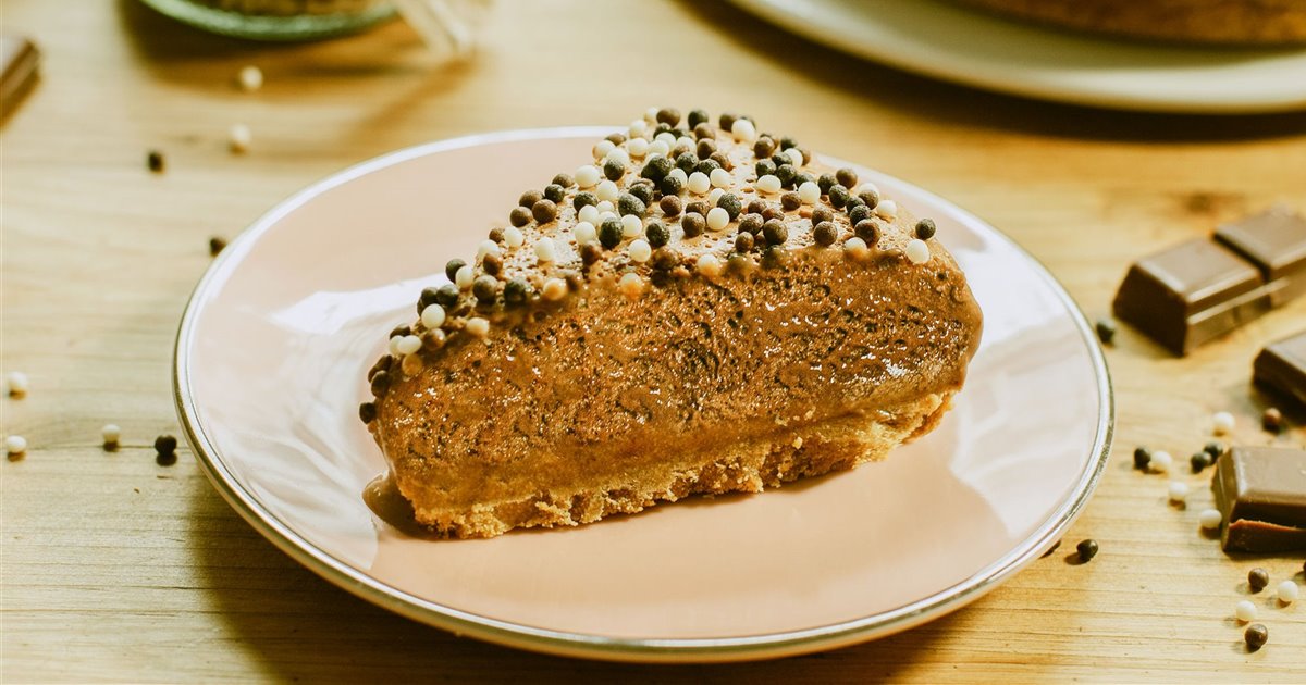 Mousse de chocolate com base crocante de biscoito.  Um bolo fácil sem forno (receita em vídeo passo a passo) 