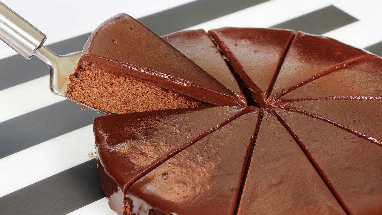 Termine a refeição com uma deliciosa sobremesa e delicie-se com este bolo de chocolate da Helena 