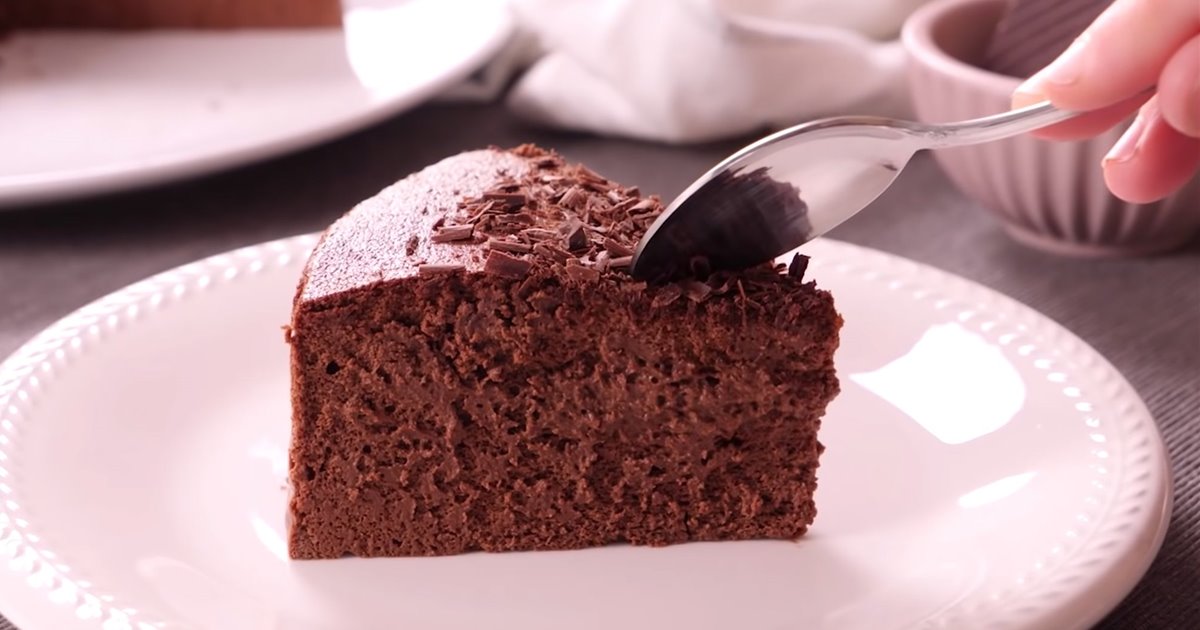 Bolo de chocolate fácil com apenas 3 ingredientes, sem farinha nem açúcar (com vídeo) 