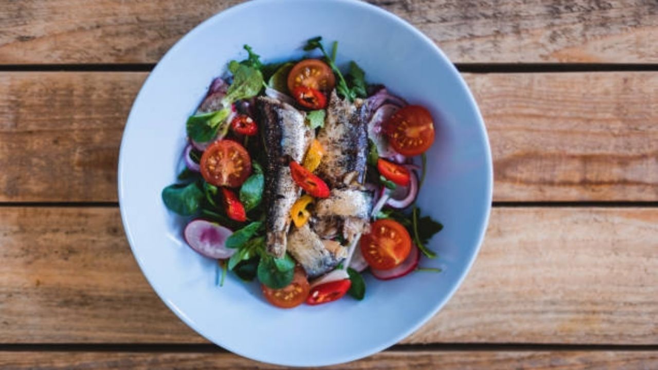 Receitas: Saladas de sardinha, jantar fresco e saudável para baixar os triglicerídeos 