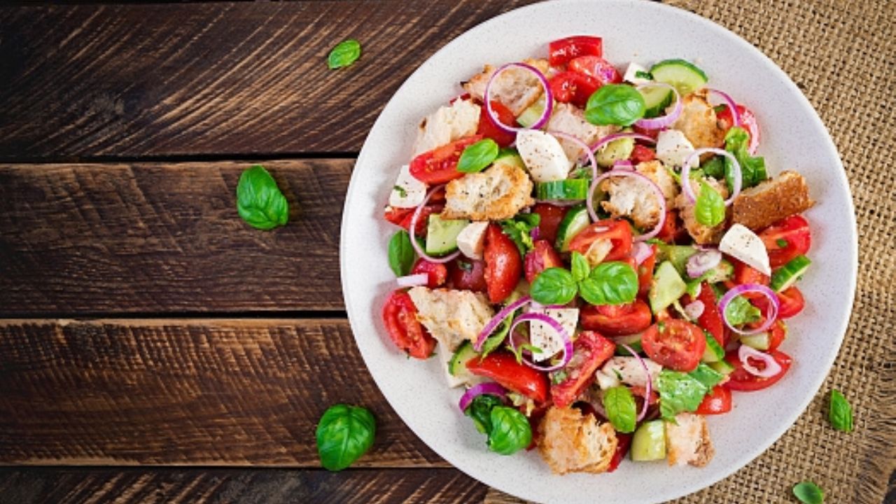 Receitas: Salada toscana, jantar fresco e simples para preparar em casa 